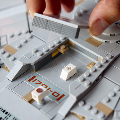 LEGO StarTrek Enterprise... الجذع ليس متاحًا بشكل جيد وخفيف الوزن في مكانه