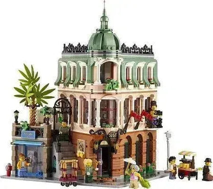 LEGO Boetiekhotel 10297 Creator Expert (€. 15,00 per week + €. 50,00 borg) LEGO ICONS @ 2TTOYS | Official LEGO shop😊🥰 LEGO €. 15.00
